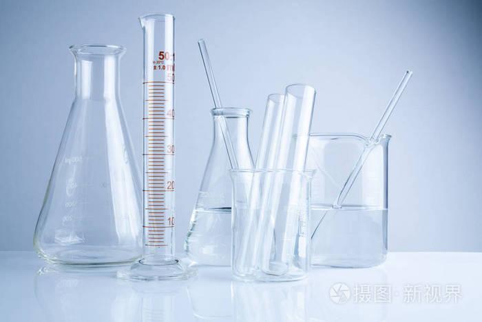 实验室玻璃器皿在桌子上,象征的科学研究照片-正版商用图片0v50i0-摄