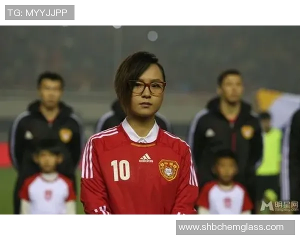 长发女足球明星全景盘点展现风采与实力的女性运动员之美