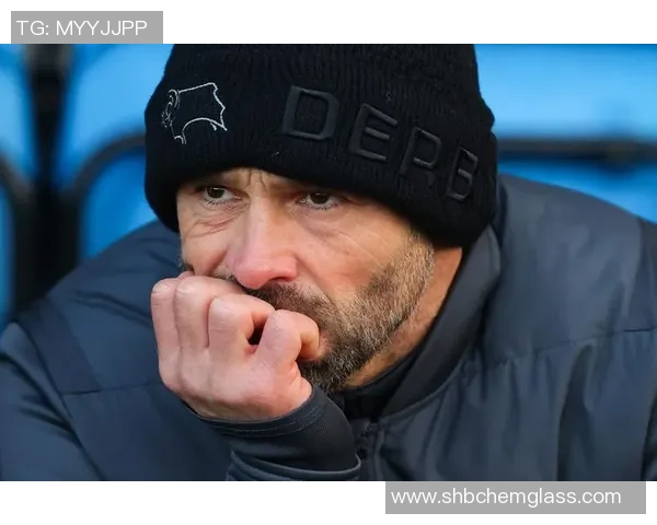 当代荷兰足球明星汇聚一堂展现足球魅力与风采